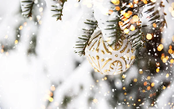 Dekorerad Med Gyllene Prydnader Julgran Snö Bakgrund God Jul Och — Stockfoto