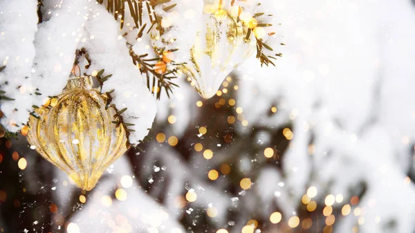雪の背景に金色の装飾クリスマスツリーで飾られています メリークリスマスとハッピーホリデーグリーティングカード フレーム バナー ノエル 冬の休日のクリスマスのテーマ 天然雪 — ストック写真