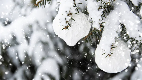 雪の背景に白い装飾クリスマスツリーで飾られています メリークリスマスとハッピーホリデーグリーティングカード フレーム バナー ノエル 冬の休日のクリスマスのテーマ 天然雪 — ストック写真