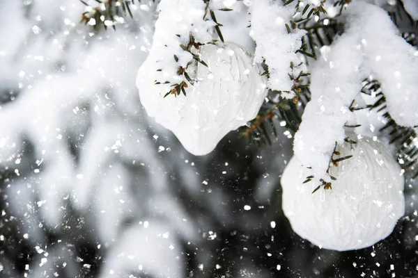 雪の背景に白い装飾クリスマスツリーで飾られています メリークリスマスとハッピーホリデーグリーティングカード フレーム バナー ノエル 冬の休日のクリスマスのテーマ 天然雪 — ストック写真