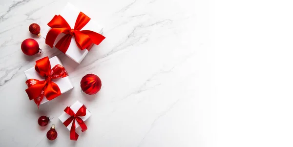 圣诞快乐 节日快乐贺卡 诺埃尔白色大理石背景图上的圣诞礼物和红色装饰 寒假的主题 平躺在床上 — 图库照片