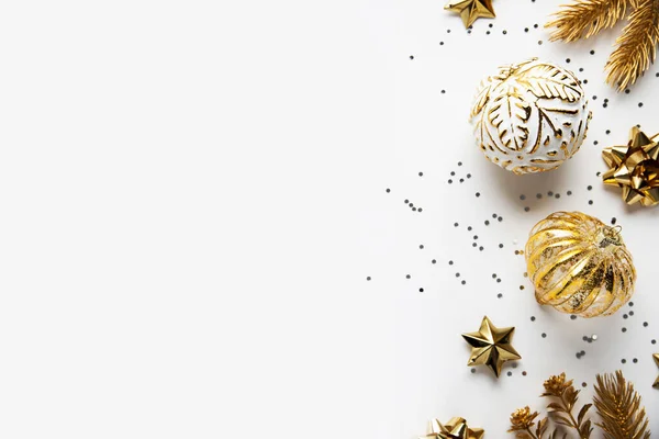 圣诞快乐 节日快乐贺卡 诺埃尔银色和金色装饰白色背景顶部的观点 寒假的主题 平躺在床上 — 图库照片