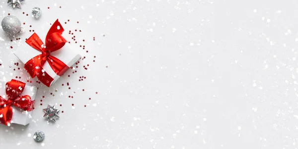 圣诞快乐 节日快乐贺卡 诺埃尔圣诞礼物和银器 红色装饰在白色背景的顶部视图 寒假的主题 平躺在床上 图库照片