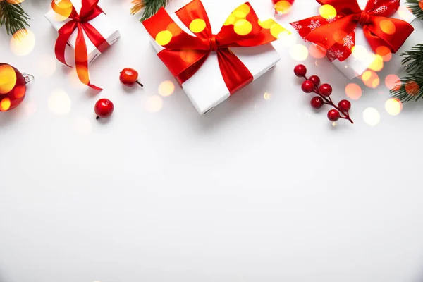 圣诞快乐 节日快乐贺卡 诺埃尔白色背景图片上的圣诞礼物和红色装饰 寒假的主题 平躺在床上 图库图片