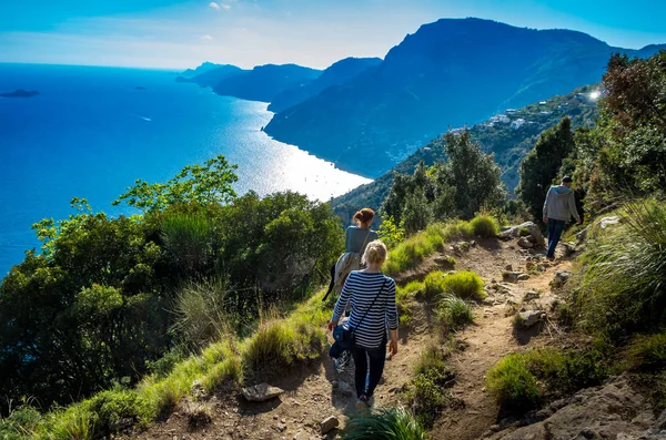 Vista en la costa de Amalfi vista desde la prueba de trekking el Sendero de los Dioses — Foto de Stock