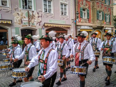 Garmisch Partenkirchen Germany - 12 Ağustos 2017: Garmisch-Partenkirchen eski kasaba 2017 Festwoche üzerinde tarihi Bavyera kutlamalarda