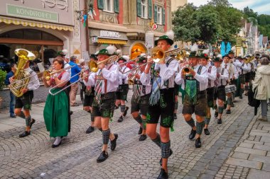 Garmisch Partenkirchen Germany - 12 Ağustos 2017: Garmisch-Partenkirchen eski kasaba 2017 Festwoche üzerinde tarihi Bavyera kutlamalarda