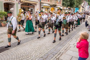 Garmisch Partenkirchen Germany - 12 Ağustos 2017: Garmisch-Partenkirchen eski kasaba 2017 Festwoche üzerinde tarihi Bavyera kutlamalarda