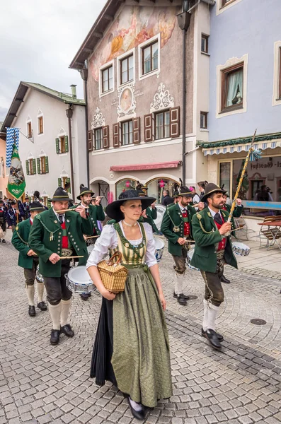 Garmisch Partenkirchen – Niemcy – 12 sierpnia 2017: zabytkowe bawarskie korowód w starego miasta Garmisch-Partenkirchen na 2017 Festwoche — Zdjęcie stockowe