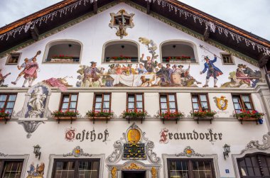 Garmisch Partenkirchen, Almanya - 12 Ağustos 2017: Garmisch Partenkirchen küçük köyde binada