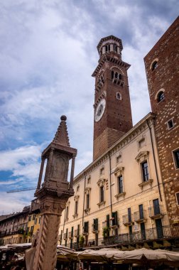 Palazzo della Ragione ve Arco della Costa Verona, İtalya için göster