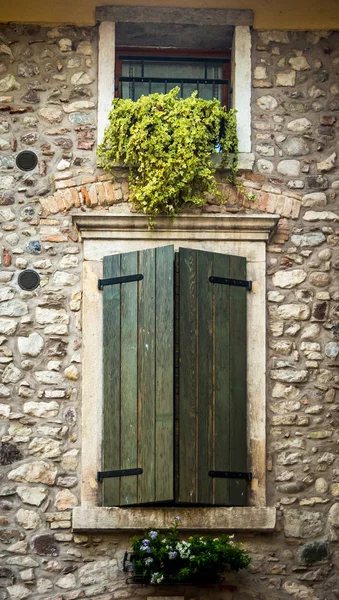 Finestra dietro le persiane in legno in Toscana — Foto Stock