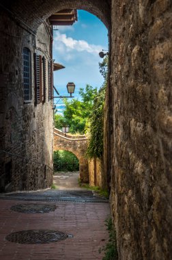 Ortaçağ kemerli sokak içinde eski şehir, San Gimignano Toskana, İtalya