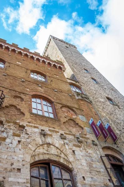 Blick auf das Rathaus in San Gimignano, Italien — Stockfoto