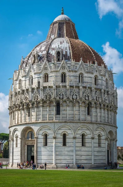 Fechar vista do Batistério Românico de São João Batista na Piazza dei Miracoli Piazza del Duomo atração turística popular em Pisa, Itália — Fotografia de Stock