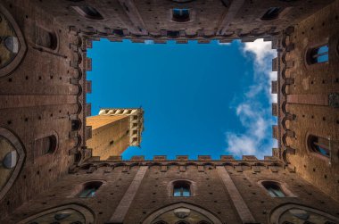 Ortaçağ Siena Belediye Binası, Mangia kule, Torre del Mangia, Palazzo Pubblico ve mavi gökyüzü, Toskana, İtalya avludan görüntülemek