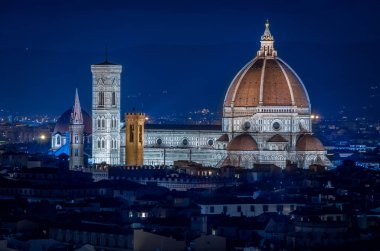 Floransa Panoraması ile ana anıt Duomo Santa Maria del Fiore gece, Florence, İtalya