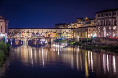 Ponte Vecchio Floransa'da Arno Nehri, gece, Floransa, Firenze, Italy