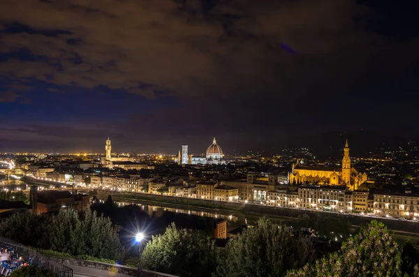 Panorama von florenz mit duomo santa maria del fiore, turm des palazzo vecchio bei nacht in florenz, toskana, italien — Stockfoto