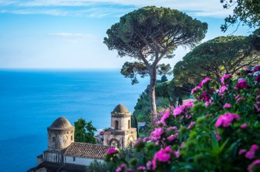 Gezi Villa Rufolo ve bu bahçelerde Ravello dağın ayarda İtalya'nın en güzel kıyı şeridi, Ravello, İtalya