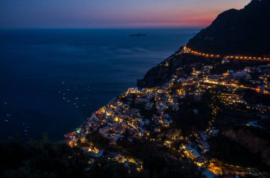 Güzel kıyı kenti - Amalfi Coast sırasında günbatımı, Positano, İtalya İtalya tarafından Positano Panoraması