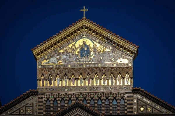 Przednie wejście do katedry Amalfi wezwaniem św Apostoła Andrzeja w Piazza del Duomo w Amalfi Włochy — Zdjęcie stockowe