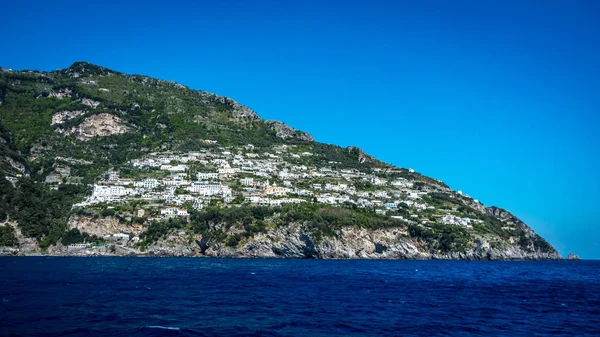 Blick auf die Amalfiküste vom Mittelmeer aus, in der Nähe von Positano, Italien — Stockfoto