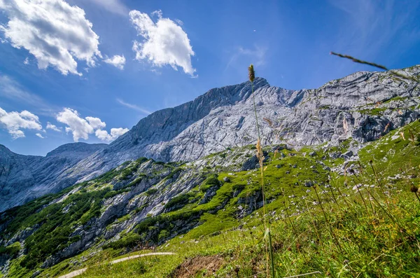 Montanhas e céu visto das trilhas de trekking, Alpes alemães . — Fotografia de Stock