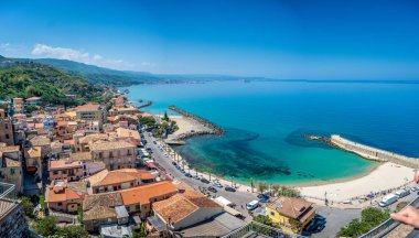Panoramik manzaraya koy ve bağlantı noktası Pizzo, Calabria, İtalya