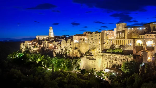 Panoramic view of an old town Pitigliano at the dusk, small old town in Maremma Region in Tuscany, Italy — Stock Photo, Image