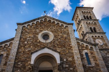 Ön cephe San Salvatore Kilisesi yer alan tarihi merkezi Castellina in Chianti, Toskana, İtalya