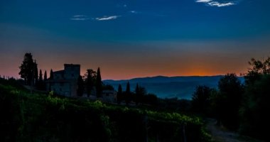Toskana bağ üzerinde gündoğumu Timelapse yakınlarında sis kaplı Castellina in Chianti, Italya