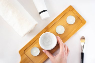 Kozmetik düz beyaz arka planda yatıyordu