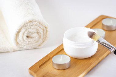 Kozmetik düz beyaz arka planda yatıyordu