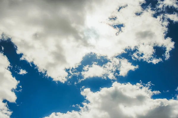 Mavi barışçıl gökyüzü