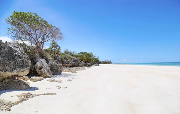 Praia Areia Tropical Branca Com Penhasco Rochoso Sob Céu Azul — Fotografia de Stock