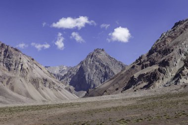 mavi gökyüzü altında dağların doğal görünümü
