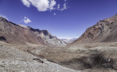 mavi gökyüzü altında dağların doğal görünümü 