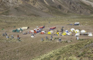 Yoldaki bir grup insan