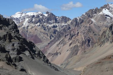 Beyaz karla kaplı yüksek dağların manzara manzarası