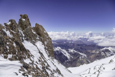 Beyaz karla kaplı yüksek dağların manzara manzarası