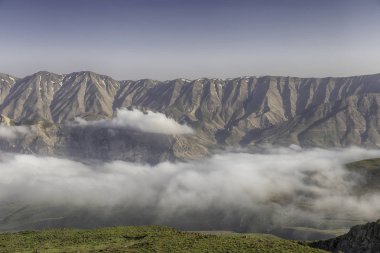 beyaz bulutlar da dağların doğal görünümü