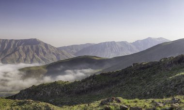 yaz aylarında beyaz bulutlar dağların doğal görünümü