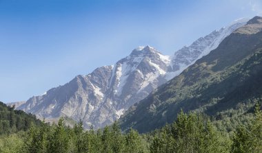 Beyaz karla kaplı yüksek dağların manzara manzarası