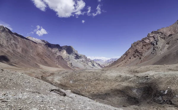 mavi gökyüzü altında dağların doğal görünümü 