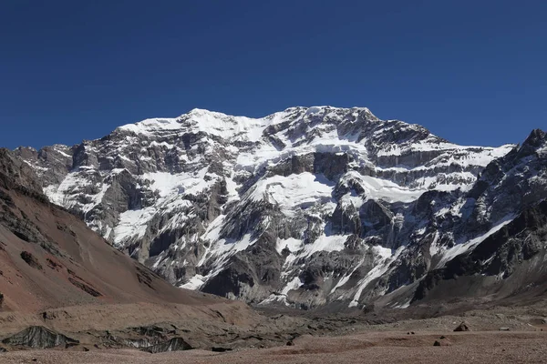 Vista Panorâmica Altas Montanhas Cobertas Neve Branca — Fotografia de Stock