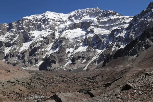 Vista Panorámica Las Altas Montañas Cubiertas Nieve Blanca — Foto de Stock