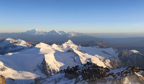 Vista Panorámica Las Altas Montañas Cubiertas Nieve Blanca — Foto de Stock