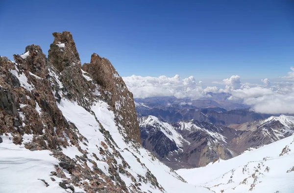 Vista Panorâmica Altas Montanhas Cobertas Neve Branca — Fotografia de Stock