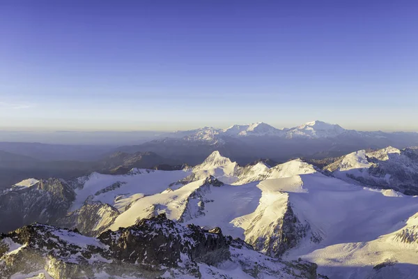Beyaz Karla Kaplı Yüksek Dağların Manzara Manzarası — Stok fotoğraf